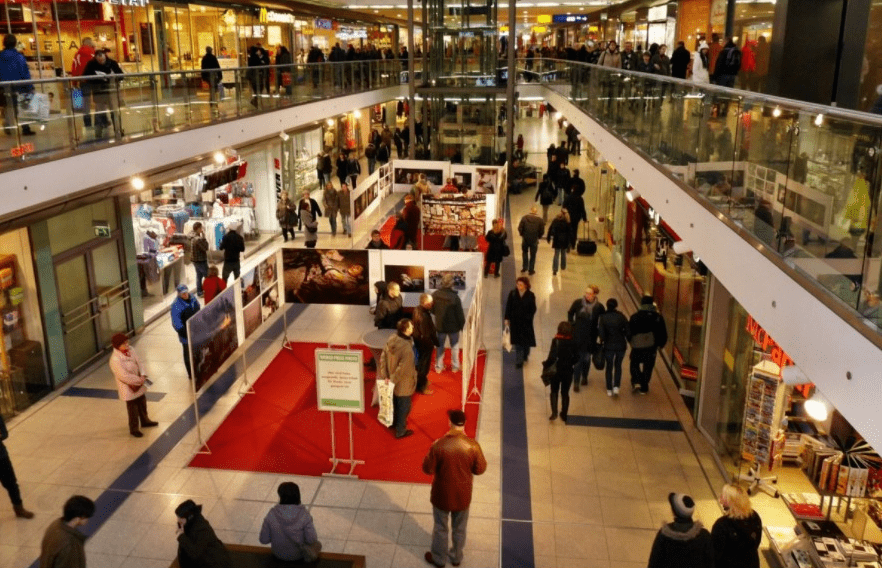 El interior de un centro comercial