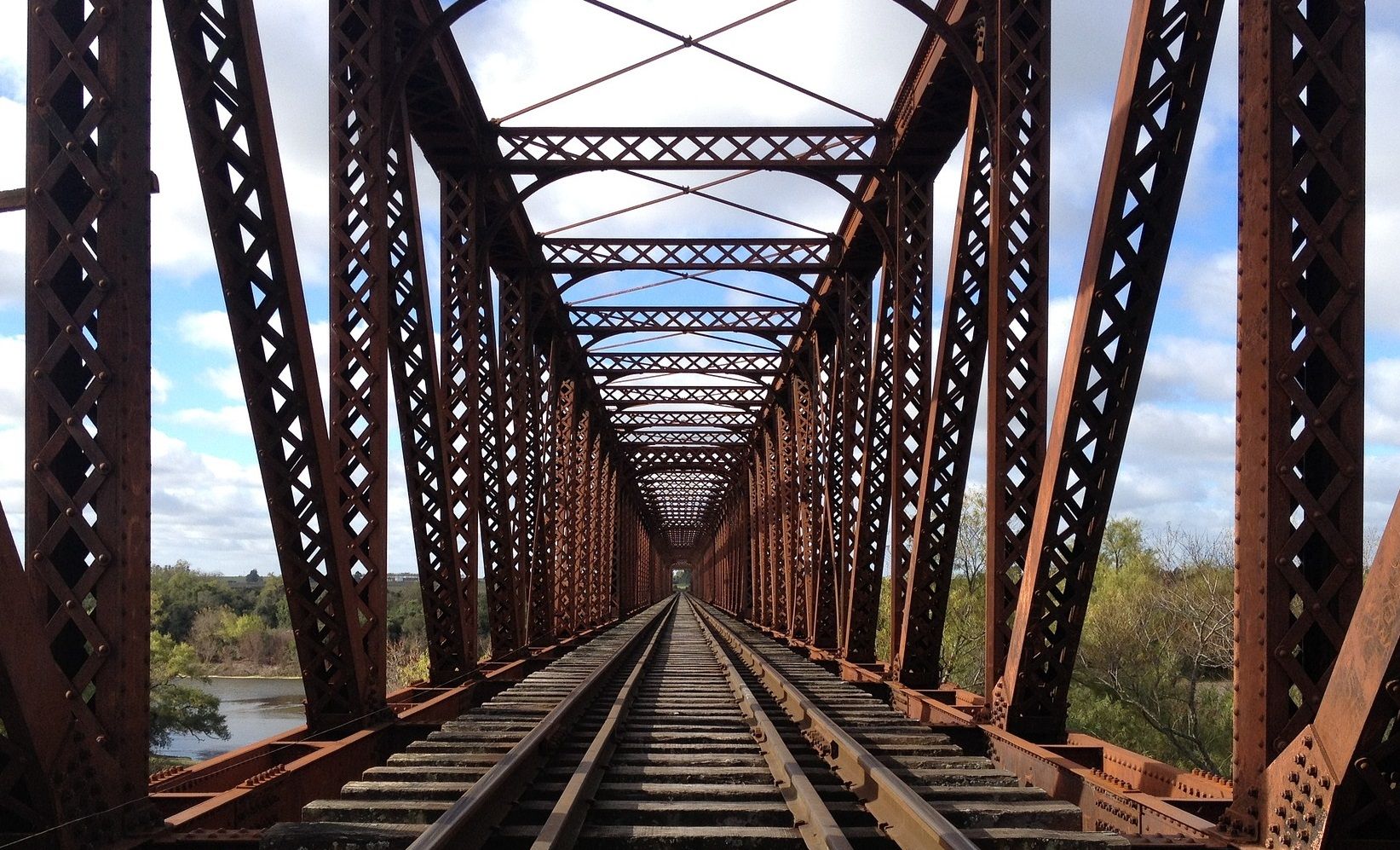 Las vías de un tren sobre un puente de hierro