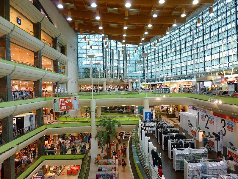 El interior de un centro comercial.