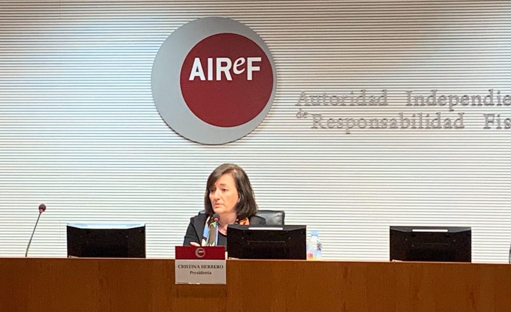 Cristina Herrero presenta el informe APE en la AIREF