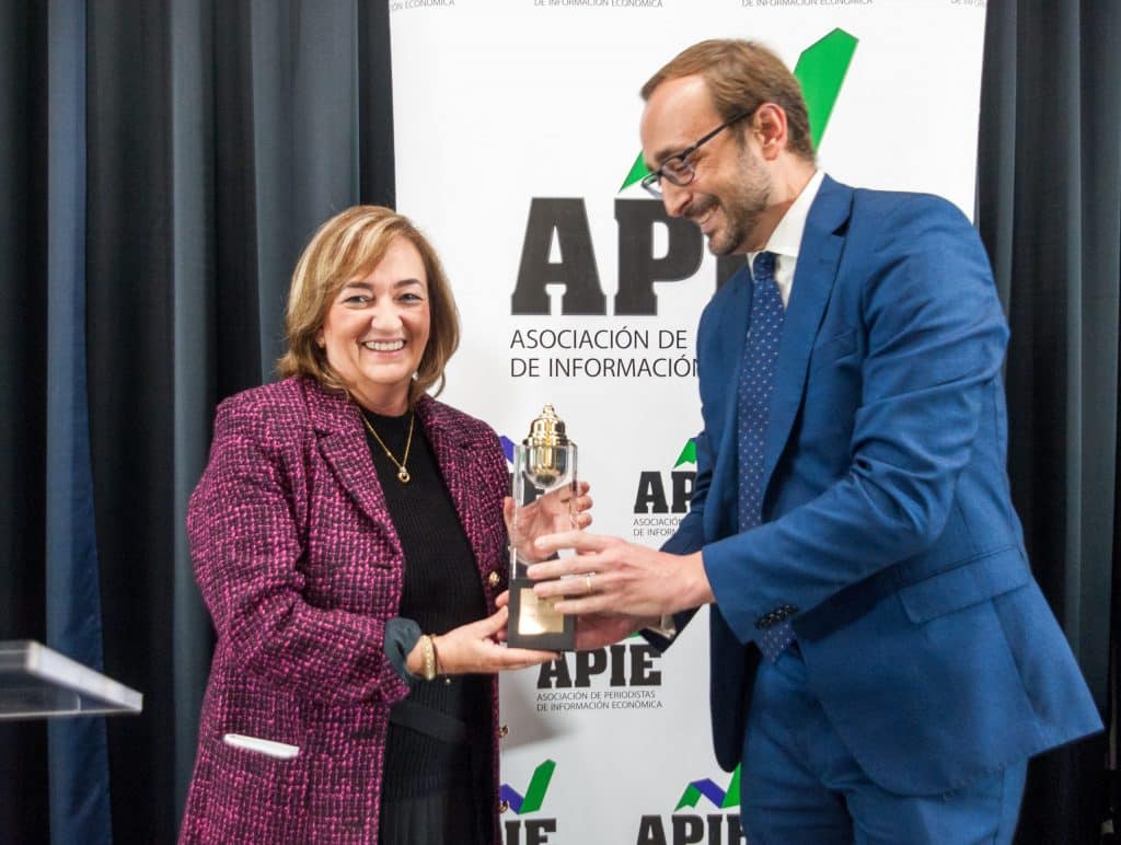 Cristina Herrero recibe el premio Tintero que le entrega el presidente de la APIE