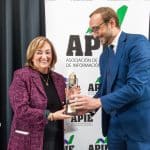 Cristina Herrero recibe el premio Tintero que le entrega el presidente de la APIE